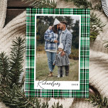 Gemütliches Grün und Weiß Kariertes Flanell Foto Feiertagskarte<br><div class="desc">Karierte Flanell-Foto-Urlaubskarte grün und weiß. Das Design ist mit einer karierten,  grün-weiß-sandfarbenen Stoffstruktur in Imitaten mit Hellgrün und Waldgrün gestaltet. Personalisieren Sie Ihr Foto und passen Sie Ihren Nachnamen und das Jahr an. Von Moodthology Papery entworfen</div>