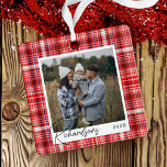 Gemütliches Kariertes, rotes und weißes Stoff Foto Ornament Aus Metall<br><div class="desc">Karierter Stoff mit  2-Foto-Dekor. Die karierte,  rote und weiße Textur der Imitate ist mit hellrosa Farbtupfern gestaltet. Personalisieren Sie mit zwei speziellen Fotos,  eins auf jeder Seite,  und passen Sie Ihren Nachnamen und das Jahr an. Von Moodthology Papery entworfen</div>