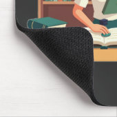 Gemütliches Mädchen liest Bücherregal Mousepad (Ecke)
