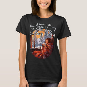 Gemütliches Mädchen mit heißem Drink mit warmem Bl T-Shirt
