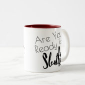 Gemütliches Mystery Book Club Sleuther Zweifarbige Tasse (VorderseiteRechts)