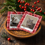 Gemütliches Rot-Weiß-Kariertes Gewebe Pet Foto Kee Ornament Aus Metall<br><div class="desc">Karierter Stoff mit rotem und weißem Stoff 2 Foto-Ziergegenstand. Die karierte,  rote und weiße Textur der Imitate ist mit hellrosa Farbtupfern gestaltet. Personalisieren Sie Ihre Fotos mit zwei speziellen,  eins auf jeder Seite,  und passen Sie den Namen jedes Haustieres an. Von Moodthology Papery entworfen</div>