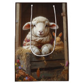 Gemütliches Schaf und Kaninchen im Stall mit Blume Mittlere Geschenktüte (Rückseite)