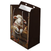 Gemütliches Schaf und Kaninchen im Stall mit Blume Mittlere Geschenktüte (Rückseite Schrägansicht)