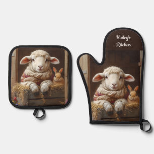 Gemütliches Schaf und Kaninchen im Stall mit Blume Ofenhandschuh & Topflappen-Set