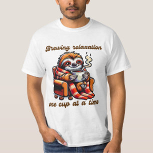 Gemütliches Sloth Sipping Hot Coffee Illustration T-Shirt