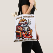 Gemütliches Sloth Sipping Hot Coffee Illustration Tasche (Von Nahem)