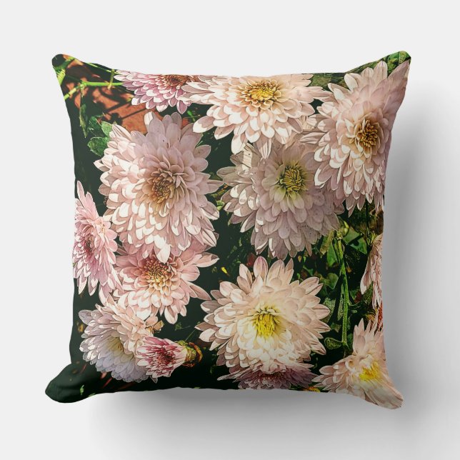 Gemütliches und helles Kissen mit rosa Chrysanthem (Vorderseite)