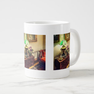 Gemütliches Wohnzimmer mit Blütenlampe Jumbo-Tasse
