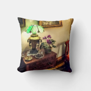 Gemütliches Wohnzimmer mit Blütenlampen Kissen