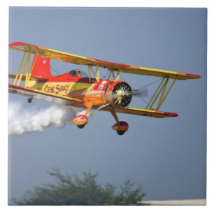 Gen Soucy darstellende Kunstfliegen in Grumman Fliese