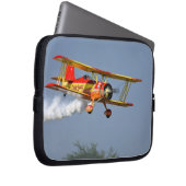 Gen Soucy darstellende Kunstfliegen in Grumman Laptopschutzhülle (Vorne Rechts)