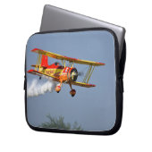 Gen Soucy darstellende Kunstfliegen in Grumman Laptopschutzhülle (Vorderseite Links)