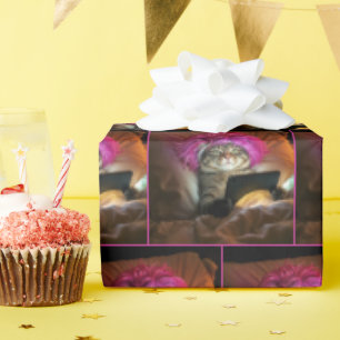 Gen Z Cat Staring eine elektronische Tablette im B Geschenkpapier