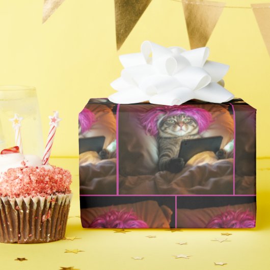 Gen Z Cat Staring eine elektronische Tablette im B Geschenkpapier (Geburtstagsparty)