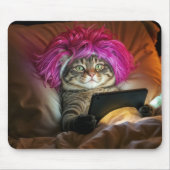 Gen Z Cat Staring eine elektronische Tablette im B Mousepad (Vorne)