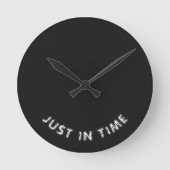 Genau zur Zeit Funny Sprichwort Schwarz-weiß Typog Runde Wanduhr (Vorderseite)