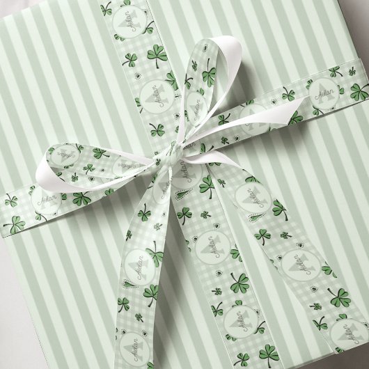 Gender Netural Mit Monogramm grüne Kleeblätter Ripsband