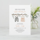 Gender Reveal He or She Clothesline Einladung (Stehend Vorderseite)