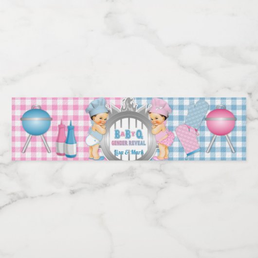 Gender Reveal Pink Blue Gingham Baby Q GRILLEN Wasserflaschenetikett (Einzelnes Label)
