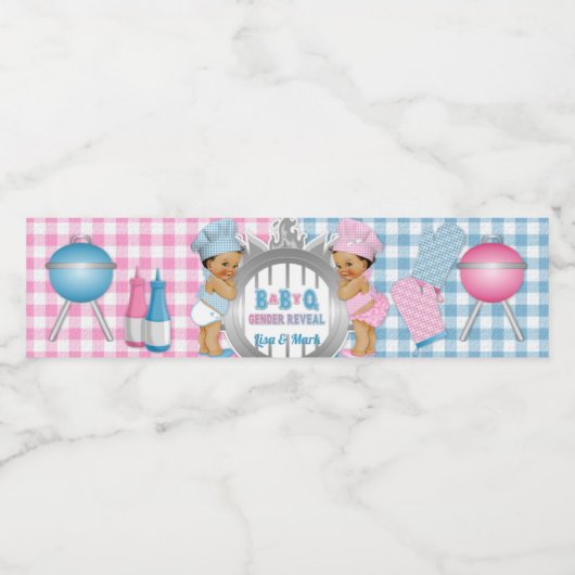 Gender Reveal Pink Blue Gingham Baby Q GRILLEN Wasserflaschenetikett (Einzelnes Label)