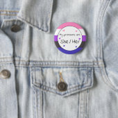 Genderfluid She/her Pronoun-Button Button (Beispiel)