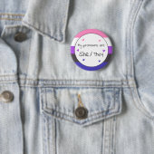 Genderfluid She/they Pronoun Button (Beispiel)