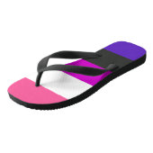 Genderfluid-Strichflagge Badesandalen (Schrägansicht)
