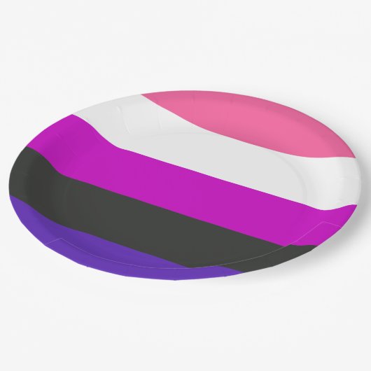 Genderfluid-Strichflagge Pappteller (Schrägansicht)