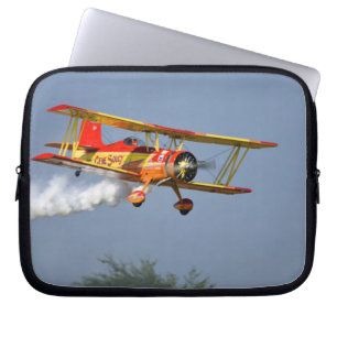 Gene Soucy führt Kunstflugmanöver in Grumman aus Laptopschutzhülle