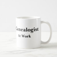 Genealogist an der Arbeits-Tasse