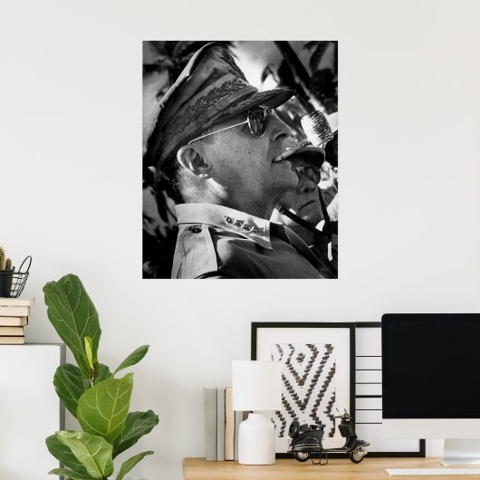General Douglas MacArthur mit Corncob Pipe Poster (Heimbüro)