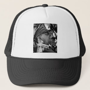 General Douglas MacArthur mit Maiskolben-Rohr Truckerkappe