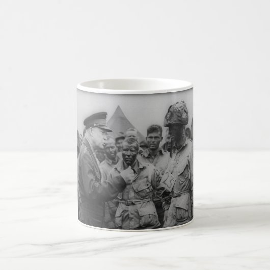 General Dwight D. Eisenhower mit Fallschirmjägern Kaffeetasse (Mittel)