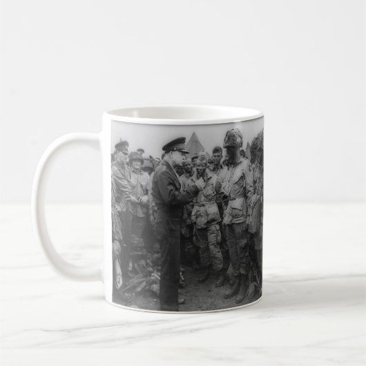 General Dwight D. Eisenhower mit Fallschirmjägern Kaffeetasse (Links)