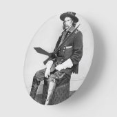General George A. Custer (b/w photo) Runde Wanduhr (Winkel)