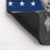General Puller und die amerikanische Flagge Mousepad (Ecke)