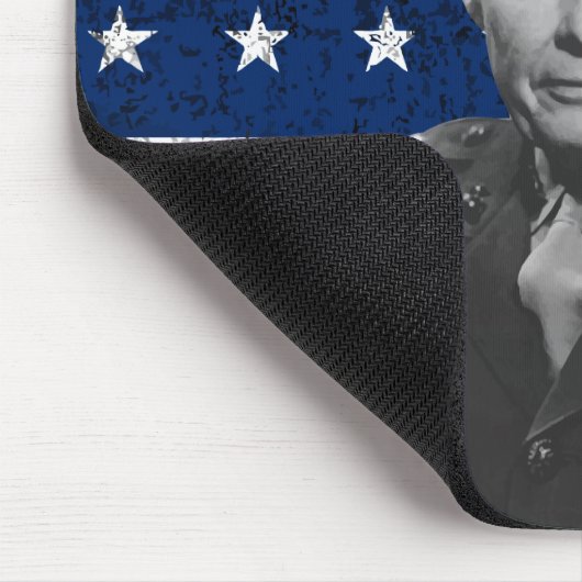 General Puller und die amerikanische Flagge Mousepad (Ecke)