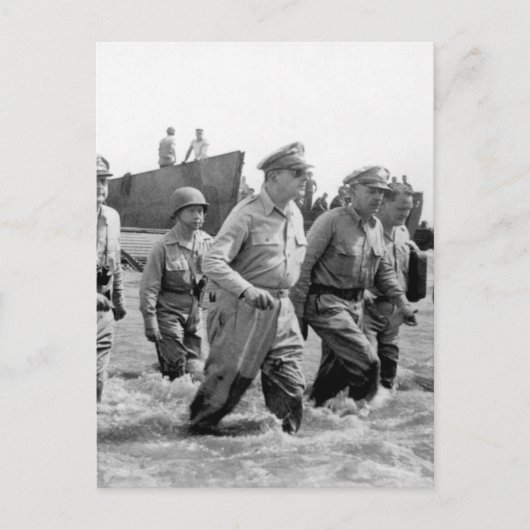Generalleutnant Douglas MacArthur wacht an Land_Wa Postkarte (Vorderseite)