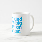 Generic Comedy™ / Große Sache auf Twitter. Kaffeetasse (VorderseiteRechts)