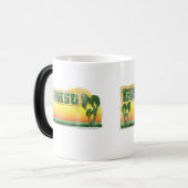 Generisches Touristenfreak-Retro-Logo für Reisen Verwandlungstasse (Vorderseite Links)