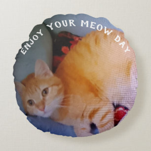 Genieße Meow Day Zwei Katzenfotos Runde Kissen