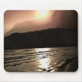 Genießen Sie den farbenfrohen Abend am Strand Mousepad (Vorne)