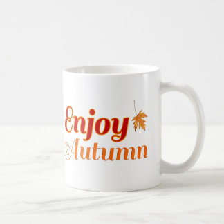 Genießen Sie den Herbst, genießen Sie einen Cup vo Kaffeetasse