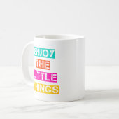 Genießen Sie die Kleinen Dinge - farbenfrohe Retro Kaffeetasse (Vorderseite Links)