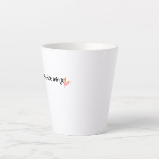 Genießen Sie die kleinen Dinge Zitat Milchtasse (Vorderseite)