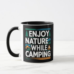 Genießen Sie die Natur während des Campings Tasse