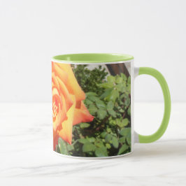 Genießen Sie eine Tasse mit einer orange Rose von