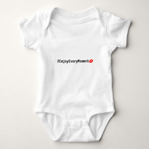 Genießen Sie jeden Moment Typografie Red Kiss Insp Baby Strampler
