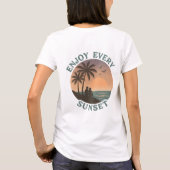 "Genießen Sie jeden Sonnenuntergang - Retro Beach" T-Shirt (Rückseite)
